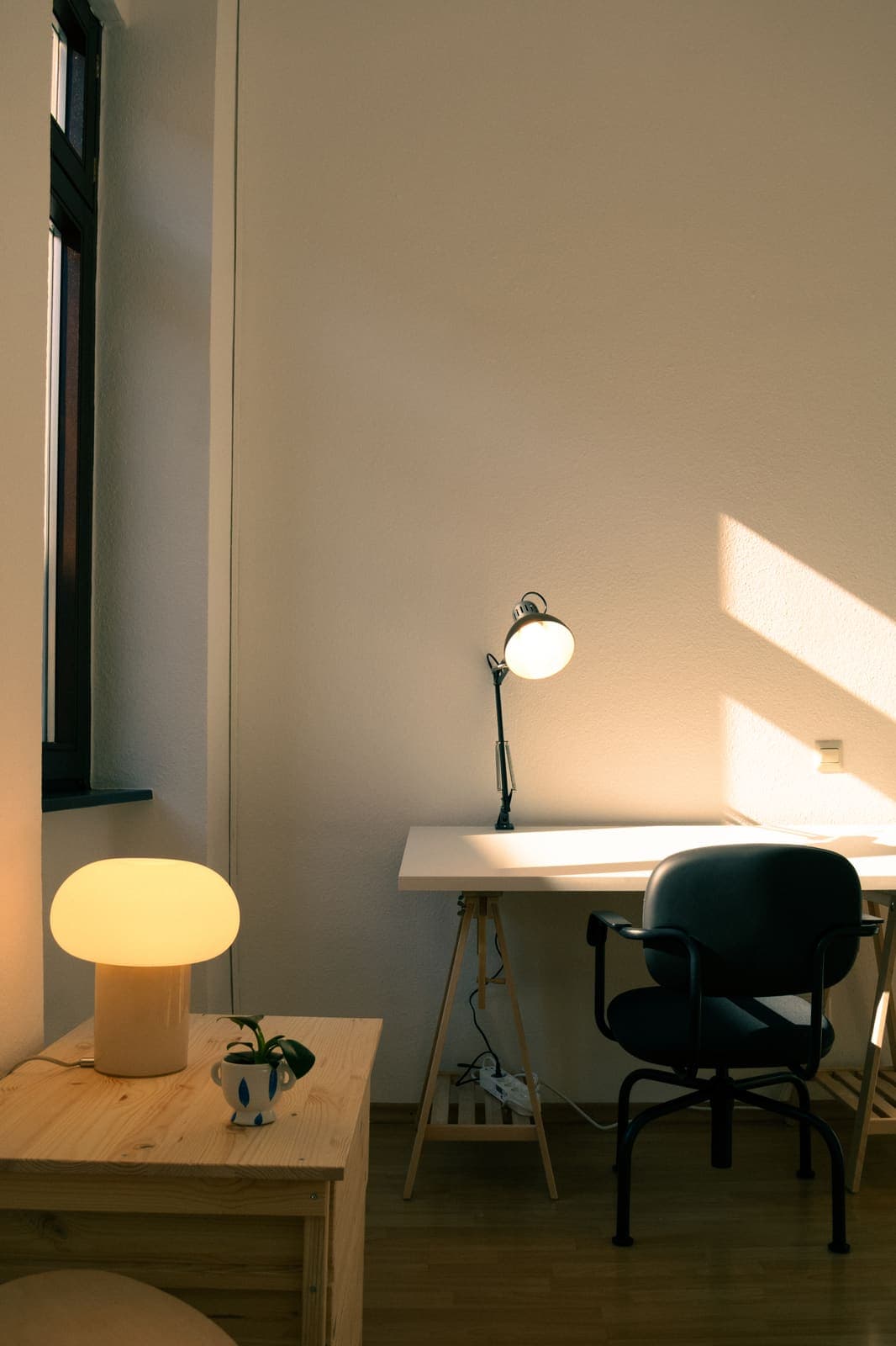 Arbeitsplatz im WG-Zimmer mit Schreibtisch, Stuhl und Leuchten