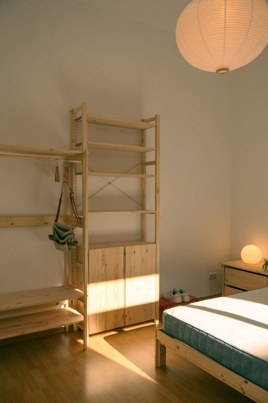 Offenes Holzregal mit Stauraum im möblierten WG-Zimmer