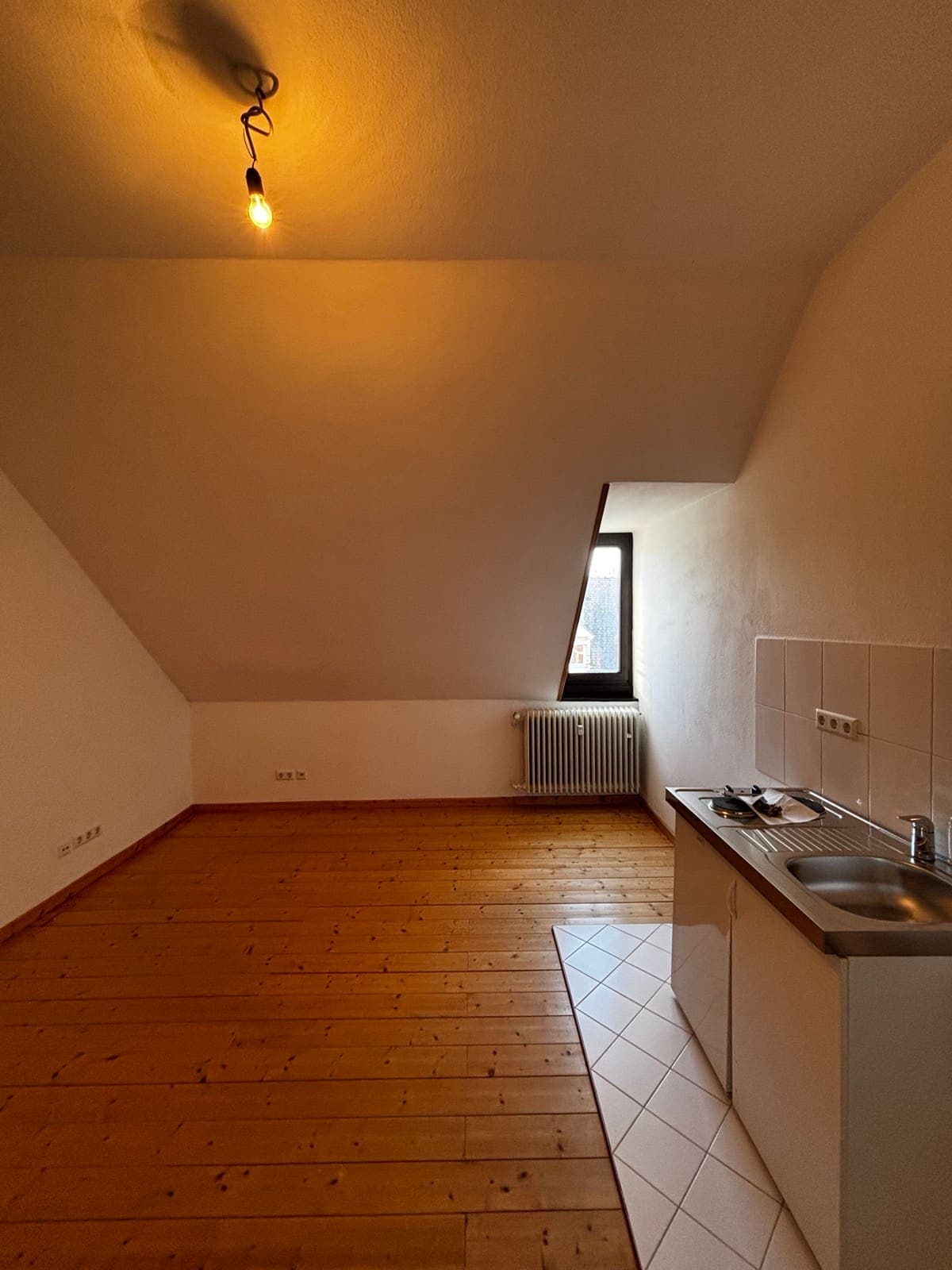 1-Zimmer-Studentenapartment im Dachgeschoss – vor der Aufwertung
