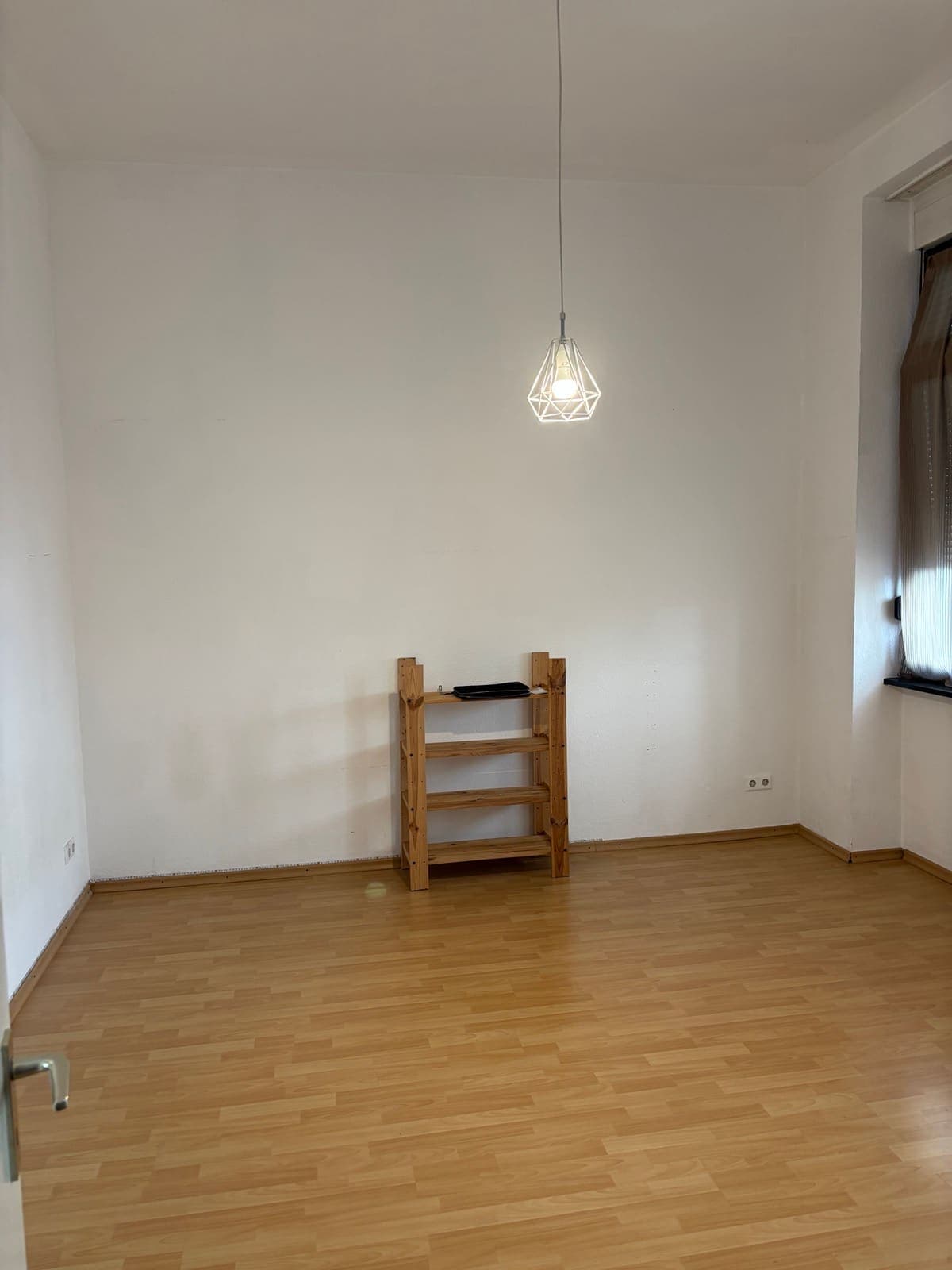 Leeres Altbauzimmer vor der Aufwertung durch MietFertig